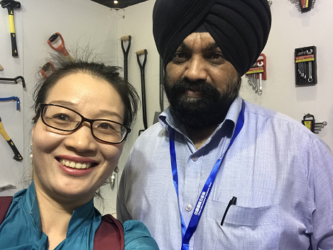 天金岡技術經理周艷玲女士與老外合影