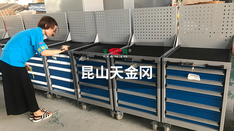 每臺柜子經上萬次質檢，有一絲瑕疵的柜子不容出庫