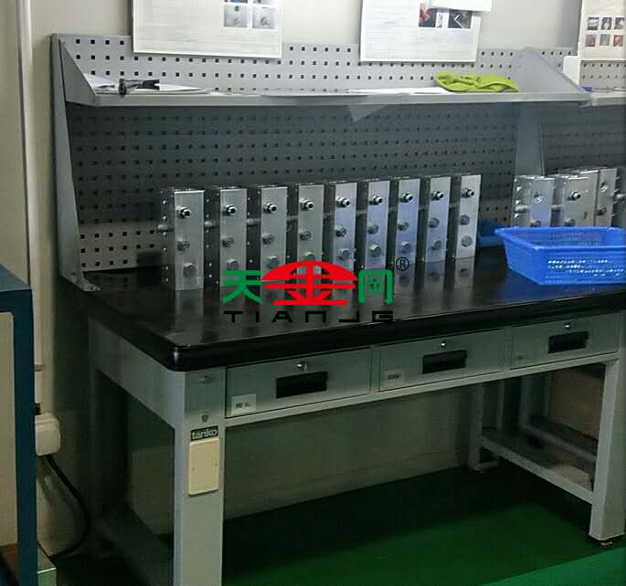 重型鋼板臺(tái)虎鉗工作臺(tái)