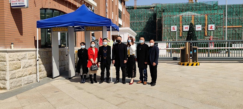 工具柜生產廠家天金岡與愛心企業(yè)合影留念