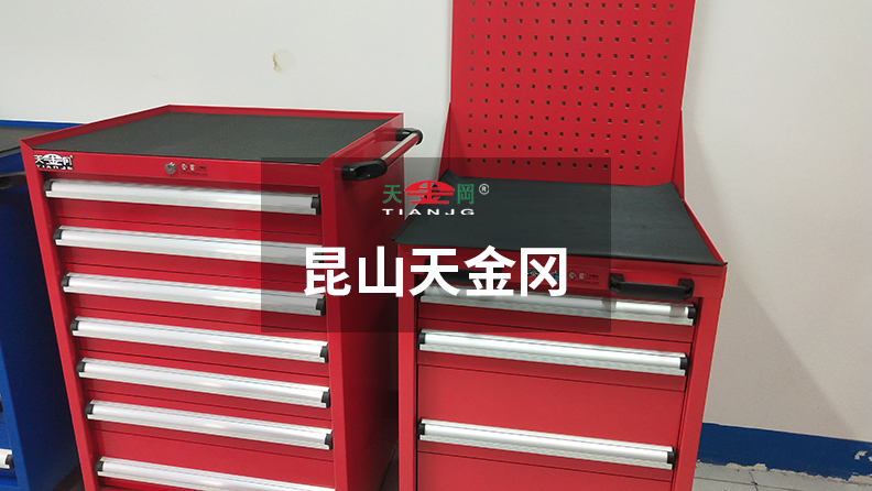 天金岡工具柜公司旗下車間工具柜抽屜導(dǎo)軌采用專利導(dǎo)軌設(shè)計(jì)，并配合機(jī)械軸承滑動！